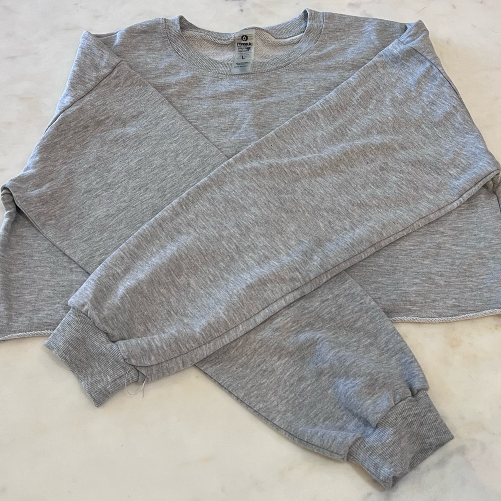 Mono b, cropped crewneck